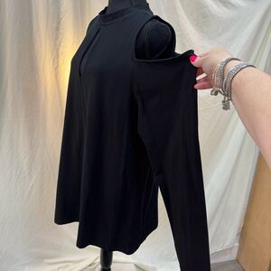 TORRID NWOT Key Hole Front, Long Sleeve Cold Shoulder Top